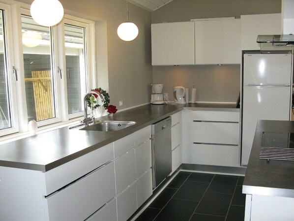 Fridge, microwave, dishwasher, cookware/dishes/utensils