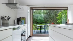 Una cucina moderna con vista su un patio con giardino.