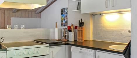 Een koelkast, een oven, een vaatwasser, een kinderstoel