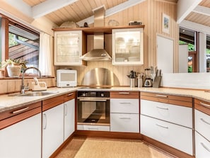 Fridge, microwave, dishwasher, cookware/dishes/utensils