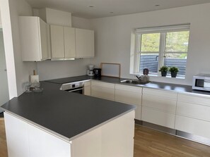 冷蔵庫、食器洗い機、調理器具と食器