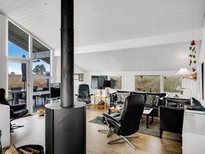 Fernseher, Kamin, DVD-Player