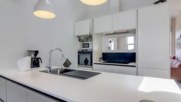 Kühlschrank, Mikrowelle, Geschirrspüler, Kochgeschirr/Geschirr/Besteck