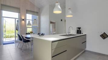 Kjøleskap, mikrobølgeovn, oppvaskmaskin og kjøkkenutstyr