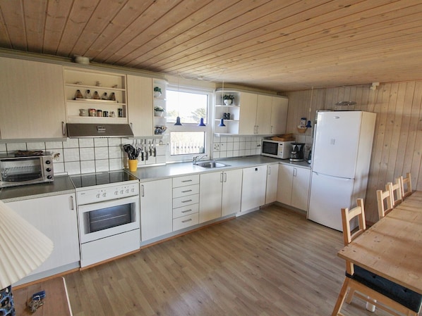 Kühlschrank, Mikrowelle, Geschirrspüler, Kochgeschirr/Geschirr/Besteck