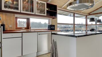 Kühlschrank, Mikrowelle, Geschirrspüler, Kochgeschirr/Geschirr/Besteck