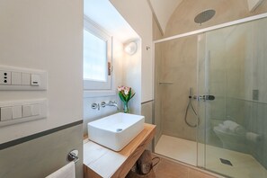 Dusche, Haartrockner, Bidet, Shampoo