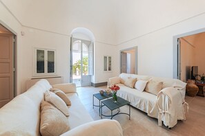 Living area - An unforgettable historical holiday, crystal clear sea, and lots of relaxation (Selva di Fasano)