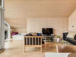 Fernseher, Kamin, DVD-Player