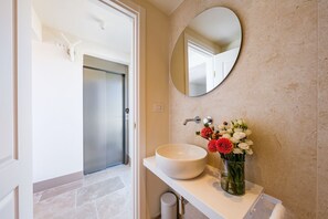 Douche, séchoir à cheveux, bidet