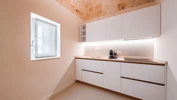 Coffee/tea maker, fridge, oven, stovetop