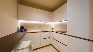 Coffee/tea maker, fridge, stovetop, dishwasher