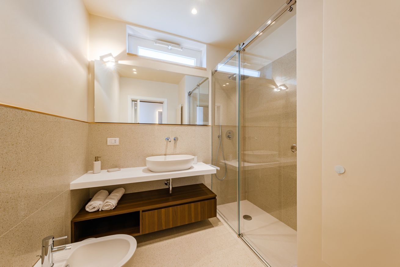 Ducha, bidet, toallas