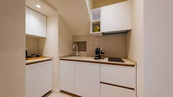 Lavavajillas y cafetera y tetera