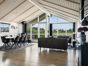 TV, caminetto, lettore DVD