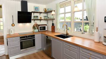 Kühlschrank, Mikrowelle, Geschirrspüler, Kochgeschirr/Geschirr/Besteck