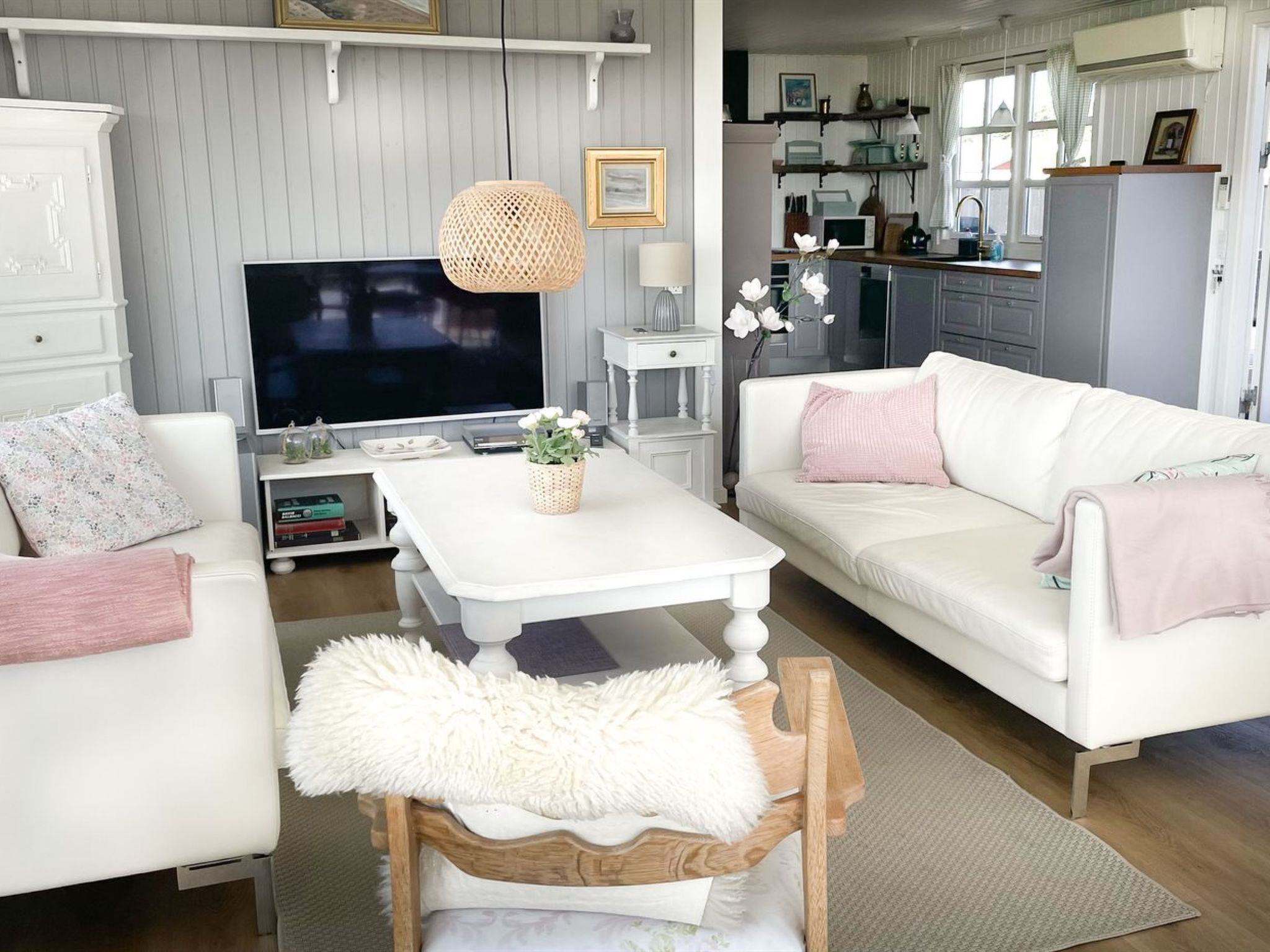 Fernseher, Kamin, DVD-Player