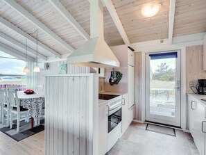 Fridge, microwave, oven, dishwasher - "Bertie" - 700m from the sea by Interhome (Hirtshals)