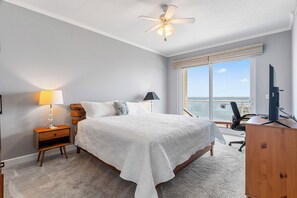3 bedrooms, iron/ironing board, WiFi, bed sheets - Upscale waterfront condo (Navarre)
