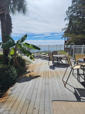 Outdoor dining - Upscale waterfront condo (Navarre)