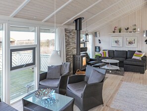 Televisión, chimenea y reproductor de DVD