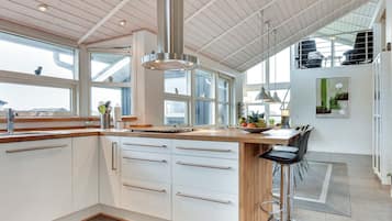 Kjøleskap, mikrobølgeovn, ovn og oppvaskmaskin