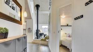 En modern inredning med ett köksområde, en matplats och ett sovrum.