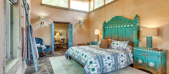 Historic Millicent Rogers Guest House w/ Hot Tub