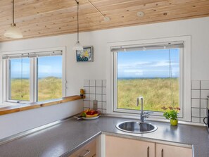 Kühlschrank, Ofen, Hochstuhl, Kochgeschirr/Geschirr/Besteck