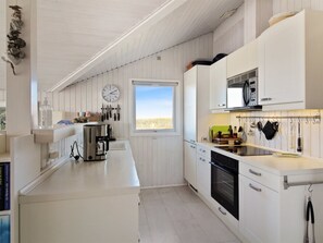 Kühlschrank, Mikrowelle, Geschirrspüler, Kochgeschirr/Geschirr/Besteck