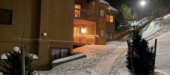 Ski in/Out & Golf 2 Bed 2 Bath w/ Air Conditioning