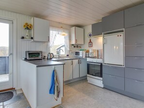 Køleskab, mikrobølgeovn, ovn, højstol