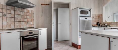 KĂŒhlschrank, GeschirrspĂŒler, Kochgeschirr/Geschirr/Besteck