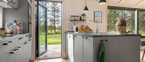 Køleskab, mikrobølgeovn, opvaskemaskine, køkkentøj/tallerkener/redskaber