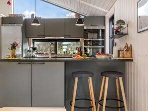 Een koelkast, een microgolfoven, een vaatwasser