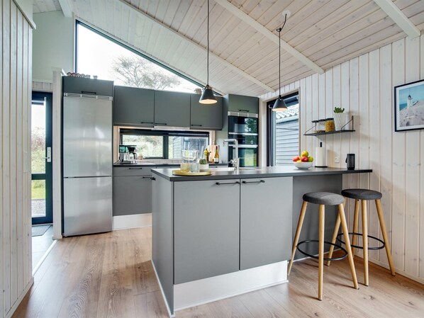 Kühlschrank, Mikrowelle, Geschirrspüler, Kochgeschirr/Geschirr/Besteck