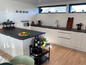 Fridge, microwave, dishwasher, cookware/dishes/utensils