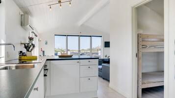 Kjøleskap, oppvaskmaskin og kjøkkenutstyr