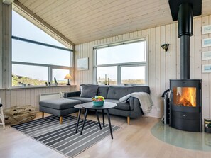 Fernseher, Kamin, DVD-Player