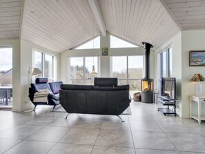 Fernseher, Kamin, DVD-Player