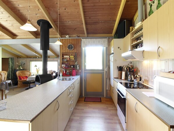Køleskab, mikrobølgeovn, køkkentøj/tallerkener/redskaber