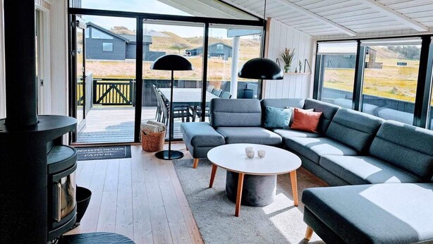 Un salon moderne avec un canapé, une table basse et une cheminée.