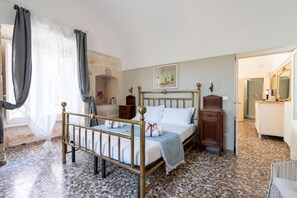 2 bedrooms, internet, bed sheets