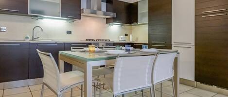 Kjøleskap og kokeplater