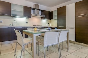 冷蔵庫、コンロ