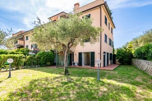 Unclassified image, 3 of 15, button - Comfortable and spacious 70 m2 apartment with swimming pool that can accommodate up to 4 people located on the ground floor of a residence. The property is located in Solaro di Lerici about 9 minutes by car from the Baia Blu beach and about 6 from the ce (Lerici)