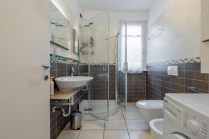 Secadora de cabello, bidet, toallas 