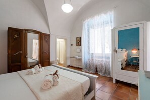 1 bedroom, bed sheets