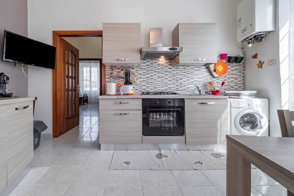 Microondas, horno, placa de cocina