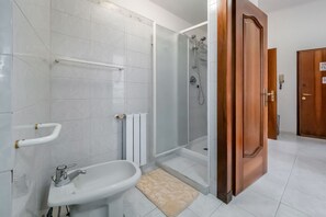Regadera, secadora de cabello, bidet, toallas 